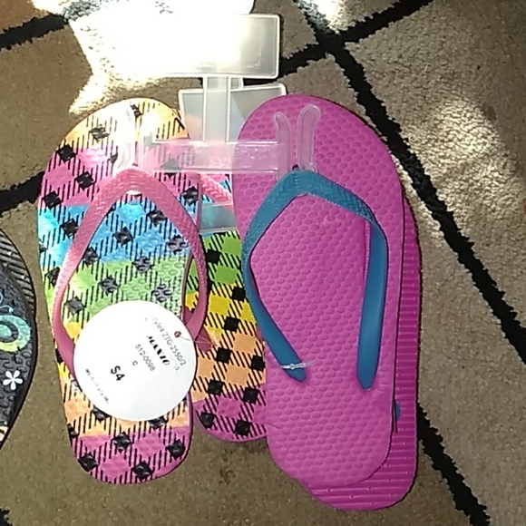 7 sets of 2 pairs of sandals on each hanger - Picture 3 of 4